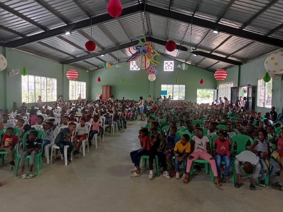 Galpón lleno de niños