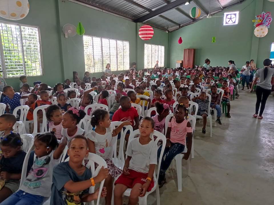 Niños atentos en el evento