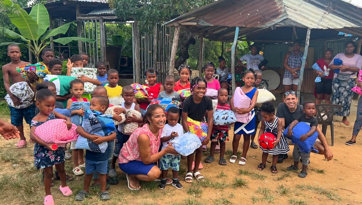 Entrega de cobijas a niños