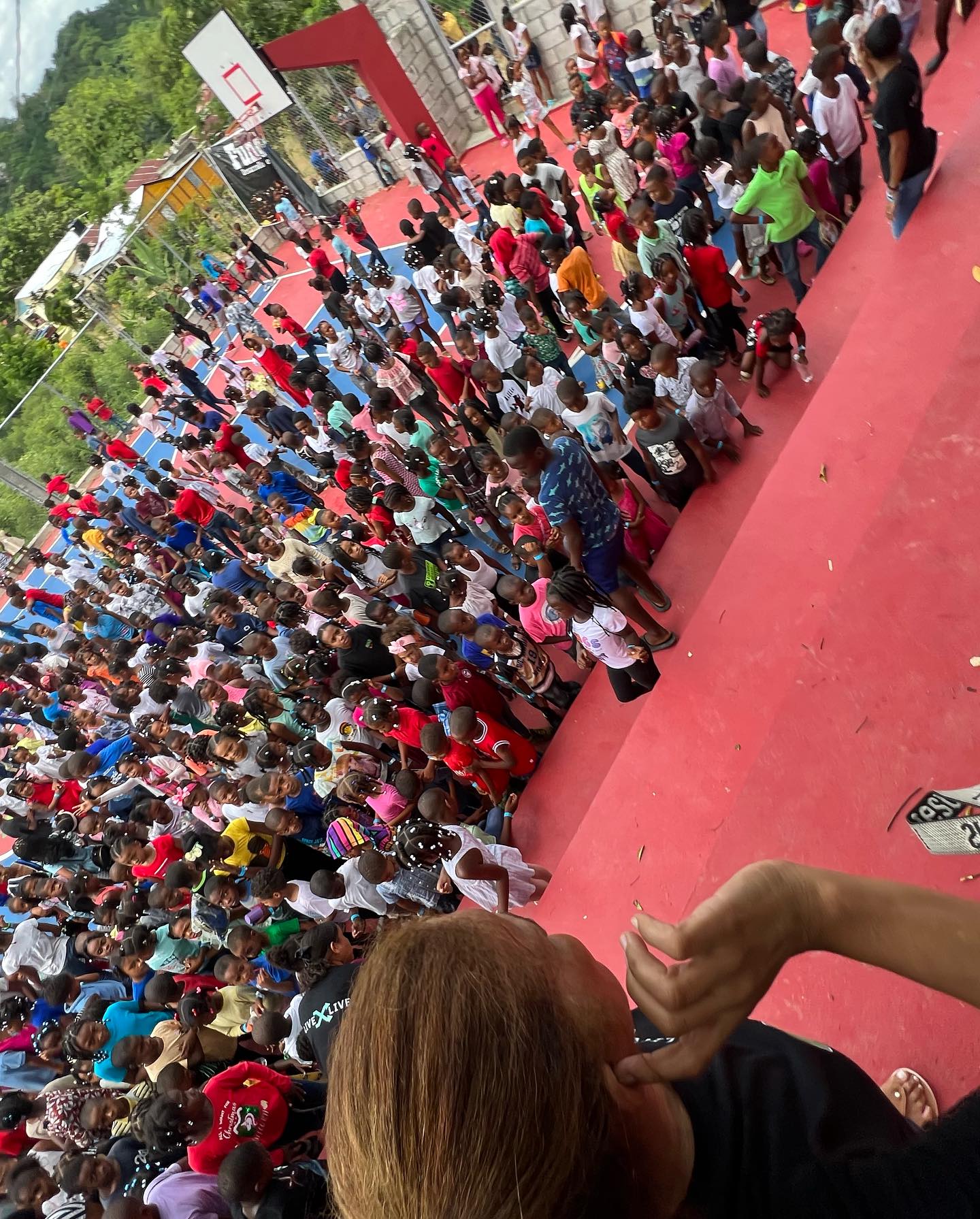 Cientos de niños en la cancha