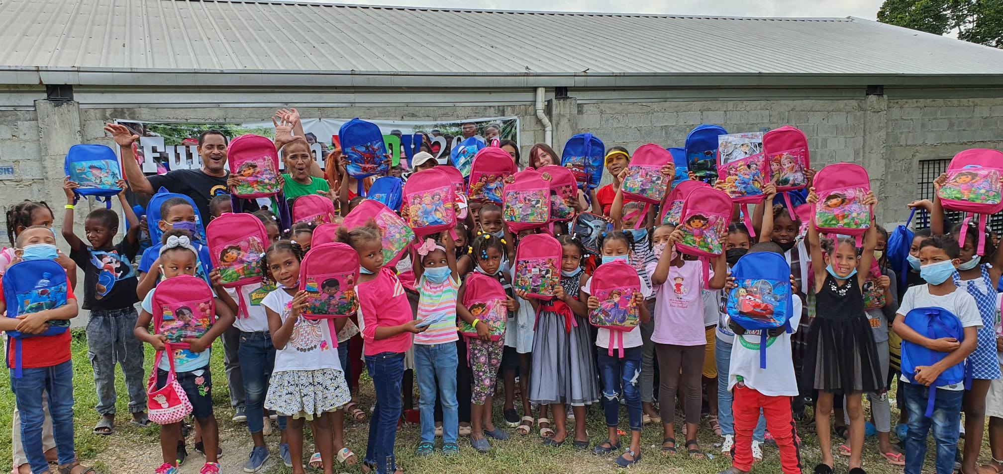 Entrega de mochilas escolares